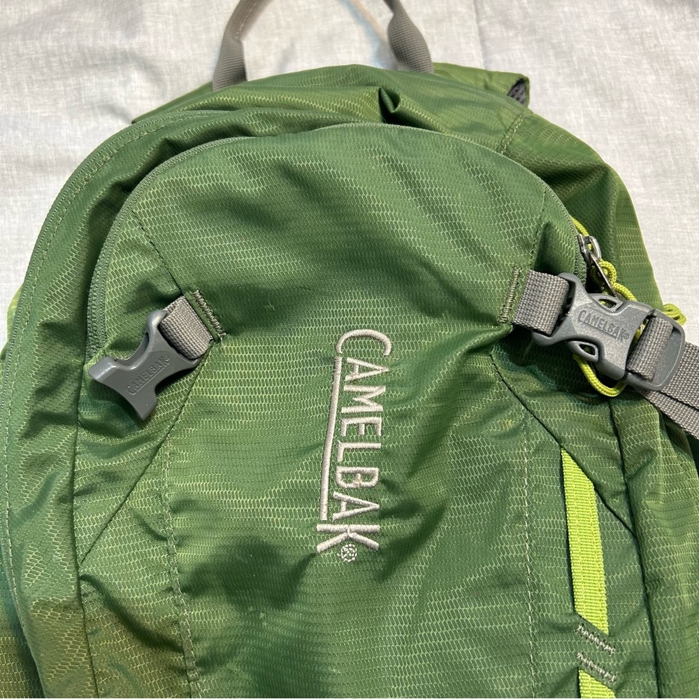 Camelbak Cloud Walker 18 Hydration Green Backpack Hiking Outdoor Gorpcore - Picture 3 of 16